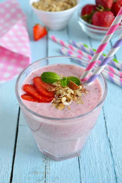 Beeren-Smoothies zum Frühstück mit Erdbeeren, Haferflocken und Alm — Stockfoto