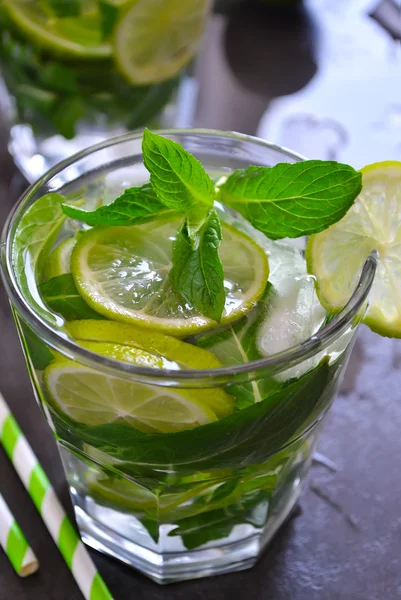 Yaz içeceği, mojito nane ve limon siyah backgr tarih ile kokteyl
