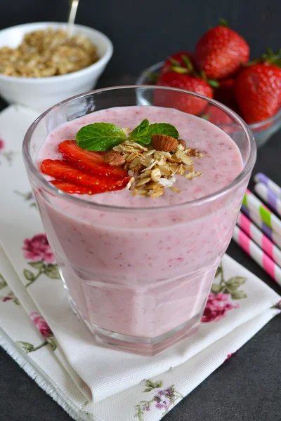 Berry smoothies for breakfast with strawberries, oatmeal and alm — Stock Photo, Image