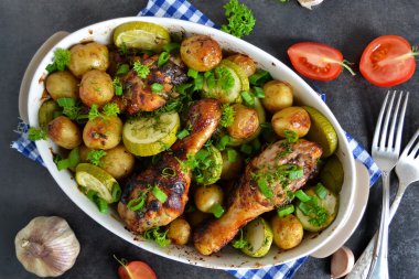 Tavuk ve sebze siyah bir zemin üzerine fırında patates