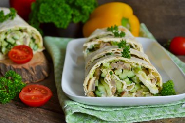 pide tavuk, mantar ve sebze ahşap bir bac üzerinde rulo