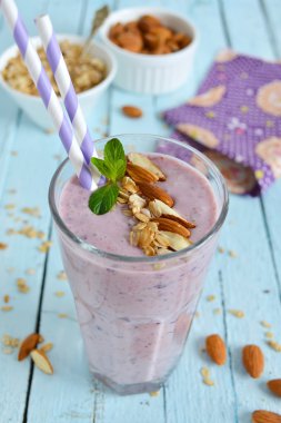 yaban mersini ve badem üzerinde mavi bir backg bir cam ile güler yüzlü