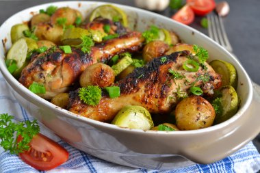 Tavuk ve sebze siyah bir zemin üzerine fırında patates