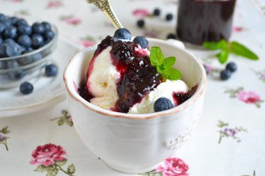 Vanilyalı dondurma ile bir bardak yaban mersini reçeli 