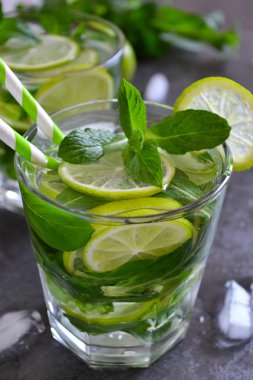 Mojito nane ve limon siyah zemin üzerine kokteyl