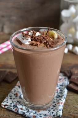 yulaf ve ahşap backgro hatmi ile çikolata güler yüzlü