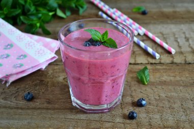 Yaban mersini, böğürtlen ve ev yapımı yoğurt ile Berry güler yüzlü