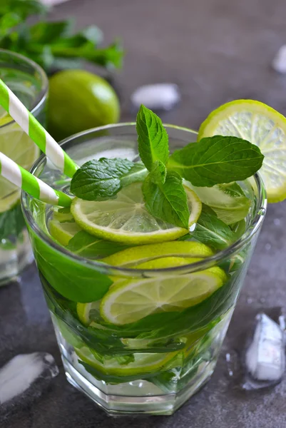 Summer drink, mojito cocktail with mint and lime on black backgr — Stock Photo, Image