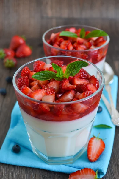 Vanillepanna cotta mit Erdbeere und Minze — Stockfoto