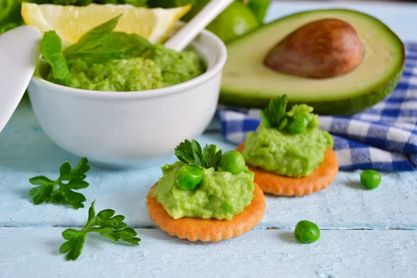 avokado ve yeşil bezelye nane ile ev pate
