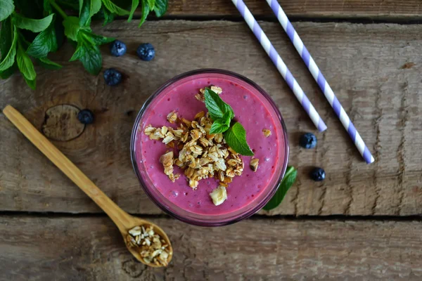 Beeren-Smoothie mit Blaubeere, Brombeere und hausgemachtem Joghurt — Stockfoto