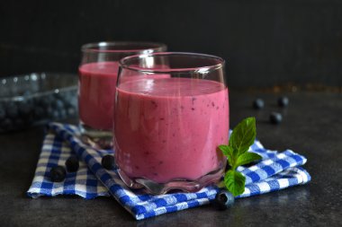 yaban mersini, yulaf ve bir siyah keten tohumu ile Berry güler yüzlü 