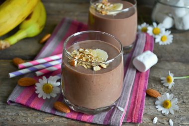 Muz, yulaf ezmesi, badem ve hatmi ile çikolata güler yüzlü