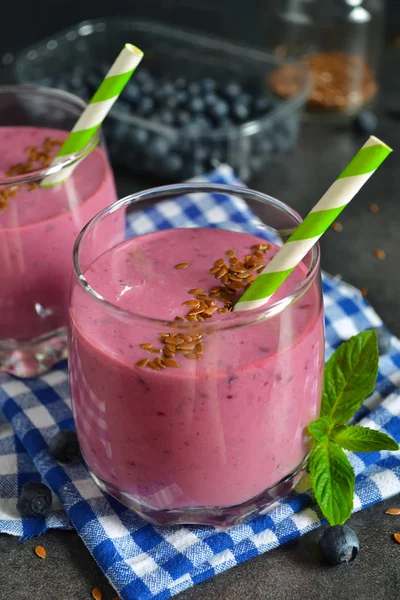 Batido de bayas con arándanos, avena y semillas de lino en un negro — Foto de Stock