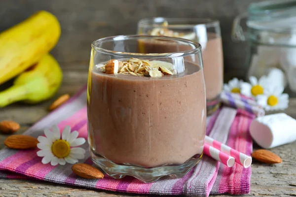 Frullato di cioccolato con banana, farina d'avena, mandorle e marshmallow — Foto Stock