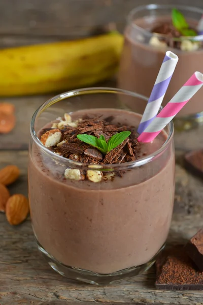 Frullato al cioccolato con banana e mandorle su uno sfondo di legno — Foto Stock