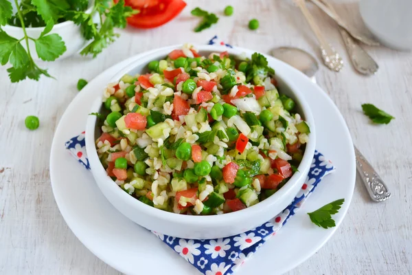 Салат з овочами, зеленою квасолею та булгуром — стокове фото