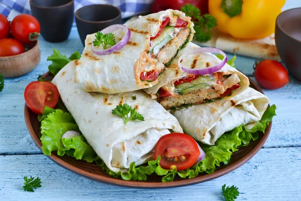 Shawarma Lavash με κοτόπουλο, ντομάτες, μαρούλι και πιπεριές σε ένα — Φωτογραφία Αρχείου