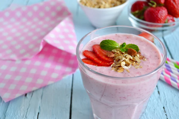 Batidos de bayas para el desayuno con fresas, harina de avena y alm — Foto de Stock