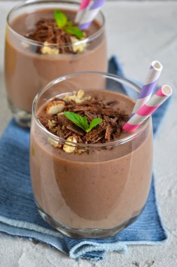 muz, yaban mersini ve badem bir con olarak çikolata güler yüzlü