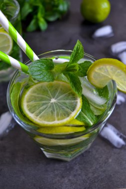 Yaz içeceği, mojito nane ve limon siyah backgr tarih ile kokteyl