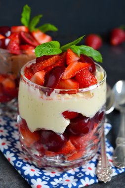 tatlı çilek ve krema bir cam üzerinde siyah bir backgr ile