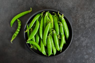 Bir dökme demir plaka siyah bir zemin üzerine yeşil, genç bezelye