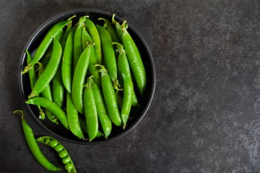 Bir dökme demir plaka siyah bir zemin üzerine yeşil, genç bezelye
