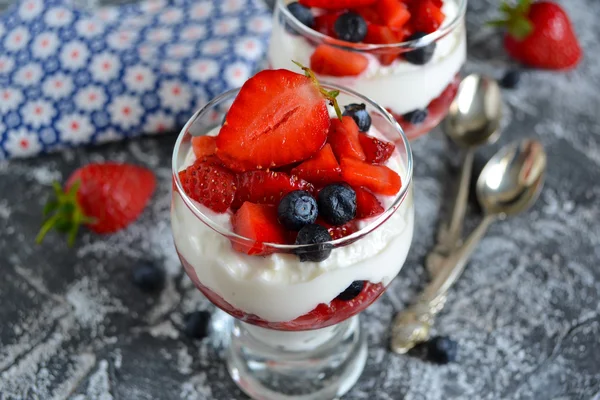 Dessert mit Schlagsahne, Erdbeeren, Blaubeeren im Glas — Stockfoto