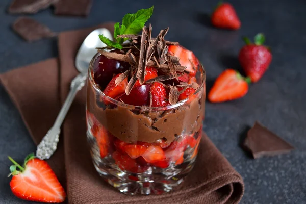 Десерт с шоколадом, клубникой и сливками в стакане на b — стоковое фото
