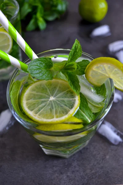 Boisson d'été, cocktail mojito à la menthe et citron vert sur fond noir — Photo