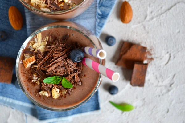 Schokoladen-Smoothie mit Banane, Blaubeeren und Mandeln — Stockfoto