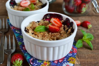 Berry kek ile yulaf ezmesi ve badem ahşap arka plan üzerinde
