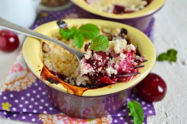 Bir beton zemin üzerine yulaf lapası ile kiraz kek