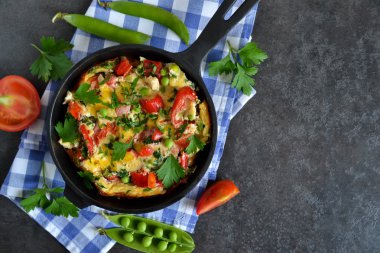 domates, biber, yeşil bezelye ve beyaz peynir Frittata bir