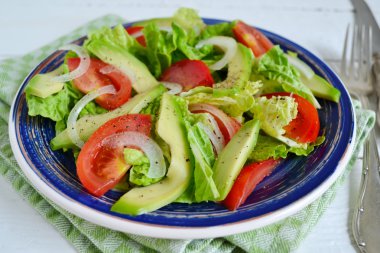 Salata avokado, domates, marul ve zeytin yağı dressi