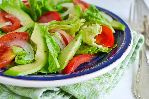 Salata avokado, domates, marul ve zeytin yağı dressi — Stok fotoğraf