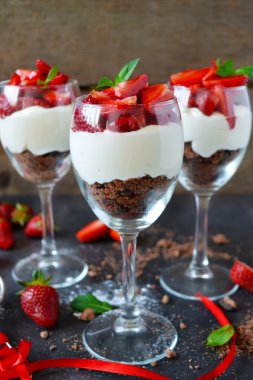 Bir bardak çilek Cheesecake 