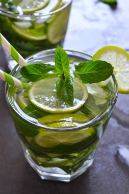 Mojito nane ve limon siyah zemin üzerine kokteyl