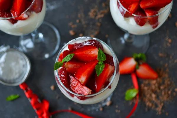 Cheesecake with strawberries in a glass — Stock Photo, Image