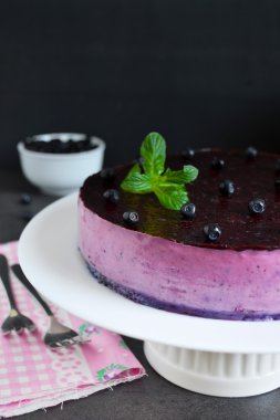 Yaban mersini mousse kek siyah bir zemin üzerine