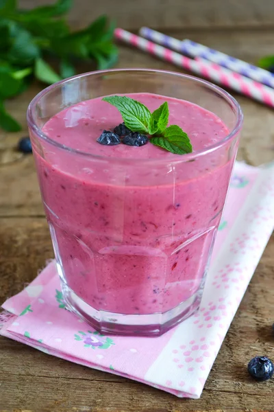 Berry smoothie blueberry, blackberry oraz domowej roboty jogurt — Zdjęcie stockowe