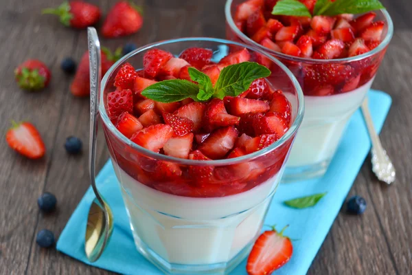 Panna cotta à la vanille avec fraise et menthe — Photo