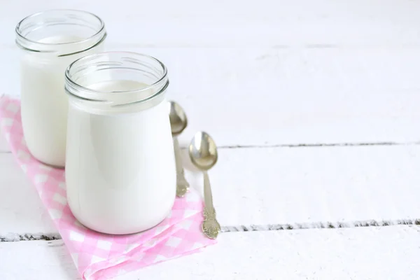 Hausgemachter fermentierter Joghurt auf weißem Hintergrund mit Platz für — Stockfoto