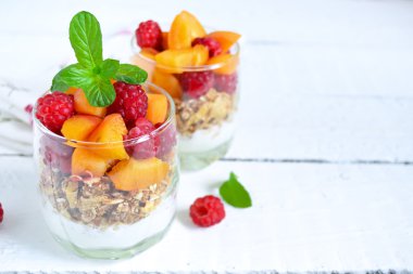 Granola kayısı, şeftali ve ahududu o ile ev yapımı yoğurt