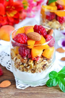 Granola, badem, şeftali ve ahududu o ile ev yapımı yoğurt