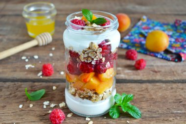 Granola, badem, şeftali ve ahududu o ile ev yapımı yoğurt