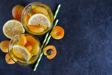 Soğuk, yaz limonata şeftali ve kayısı siyah backgr üzerinde