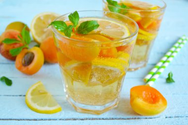 Soğuk, şeftali ve kayısı üzerinde mavi bir adam ile yaz limonata
