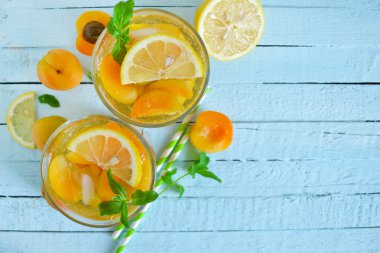 Soğuk, şeftali ve kayısı üzerinde mavi bir adam ile yaz limonata